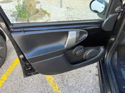 Peugeot 107 2013 - 6250 EUR, 116000 km - AUTO.MOTO.pt - 116000km - foto 14 de 26