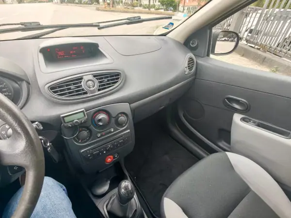 Renault Clio 2010 - 4000 EUR, 252000 km - AUTO.MOTO.pt - 252000km - foto 12 de 14