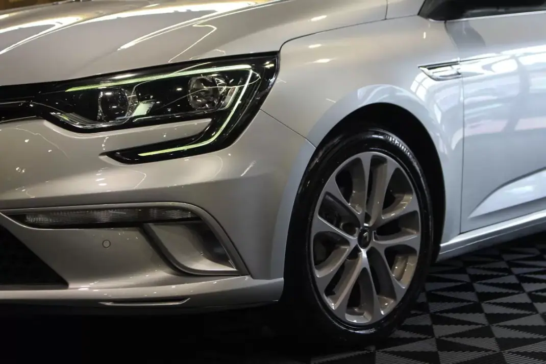 Renault Mégane Sport Tourer 2020 - 16790 EUR, 137000 km - AUTO.MOTO.pt - 137000km - foto 4 de 37