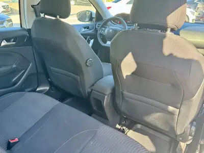 Peugeot 308 2018 - 9999 EUR, 120000 km - AUTO.MOTO.pt - 120000km - foto 14 de 19