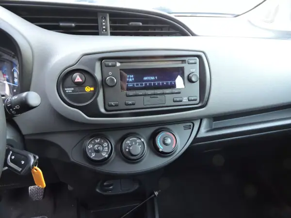 Toyota YARIS BIZZ (NLP 1.0 VVT-i 1.0) 2019 - 11000 EUR, 215000 km - AUTO.MOTO.pt - 215000km - foto 8 de 9