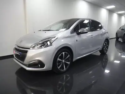 Peugeot 208 2018 - 9900 EUR, 84000 km - 84000km - foto 1 de 26