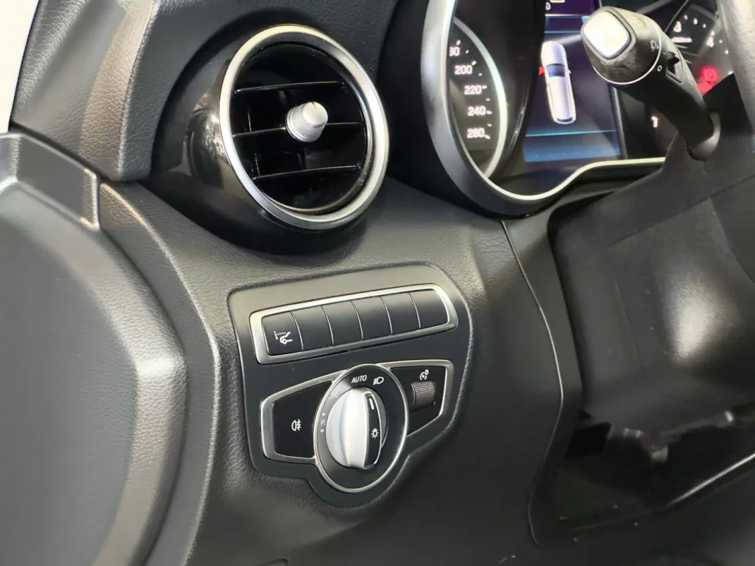 Mercedes-Benz C 300 2019 - 25900 EUR, 228972 km - AUTO.MOTO.pt - 228972km - foto 22 de 35