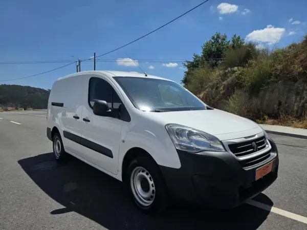 Peugeot Partner 2018 - 12990 EUR, 157000 km - AUTO.MOTO.pt - 157000km - foto 12 de 12