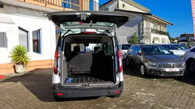 Ford Transit Connect 2019 - 16900 EUR, 240235 km - AUTO.MOTO.pt - 240235km - foto 8 de 24