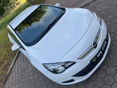 Opel Astra GTC 2012 — foto 5 de 39