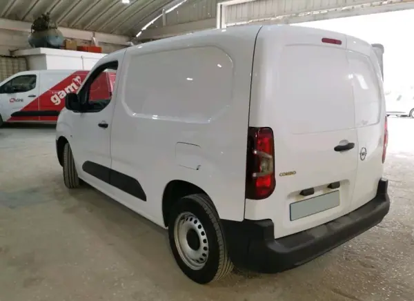 Opel Combo 2022 - 14750 EUR, 94274 km - AUTO.MOTO.pt - 94274km - foto 2 de 7