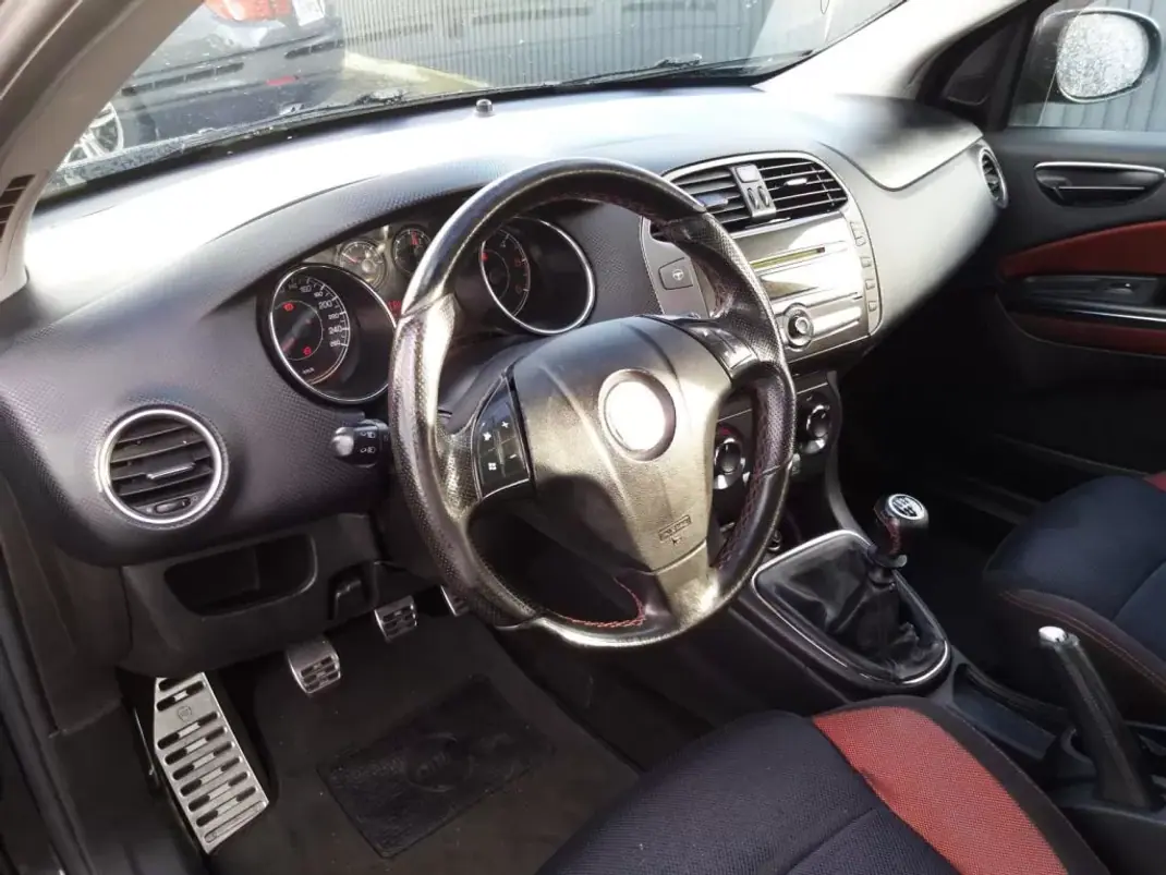 Fiat Bravo 2010 - 7450 EUR, 179975 km - AUTO.MOTO.pt - 179975km - foto 7 de 18