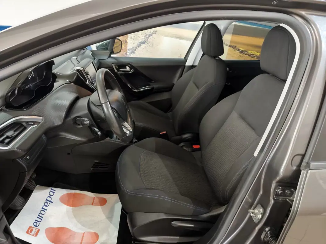 Peugeot 208 2018 - 9850 EUR, 48000 km - AUTO.MOTO.pt - 48000km - foto 10 de 23