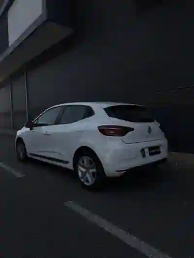 Renault Clio 2021 - 12700 EUR, 79000 km - AUTO.MOTO.pt - 79000km - foto 3 de 11