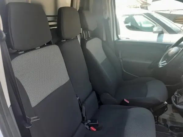 Renault 1.5 dCi Confort S/S 2018 - 10900 EUR, 173000 km - AUTO.MOTO.pt - 173000km - foto 9 de 16