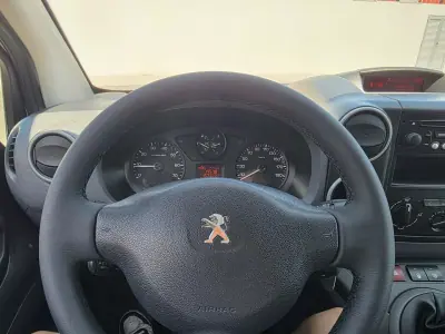 Peugeot Partner 2018 - 12990 EUR, 157000 km - AUTO.MOTO.pt - 157000km - foto 4 de 12