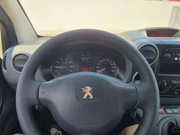 Peugeot Partner 2018 - 12990 EUR, 157000 km - AUTO.MOTO.pt - 157000km - foto 4 de 12