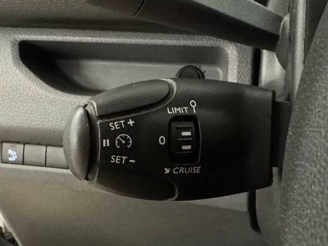 Opel COMBO 2020 - 15500 EUR, 150000 km - AUTO.MOTO.pt - 150000km - foto 8 de 16