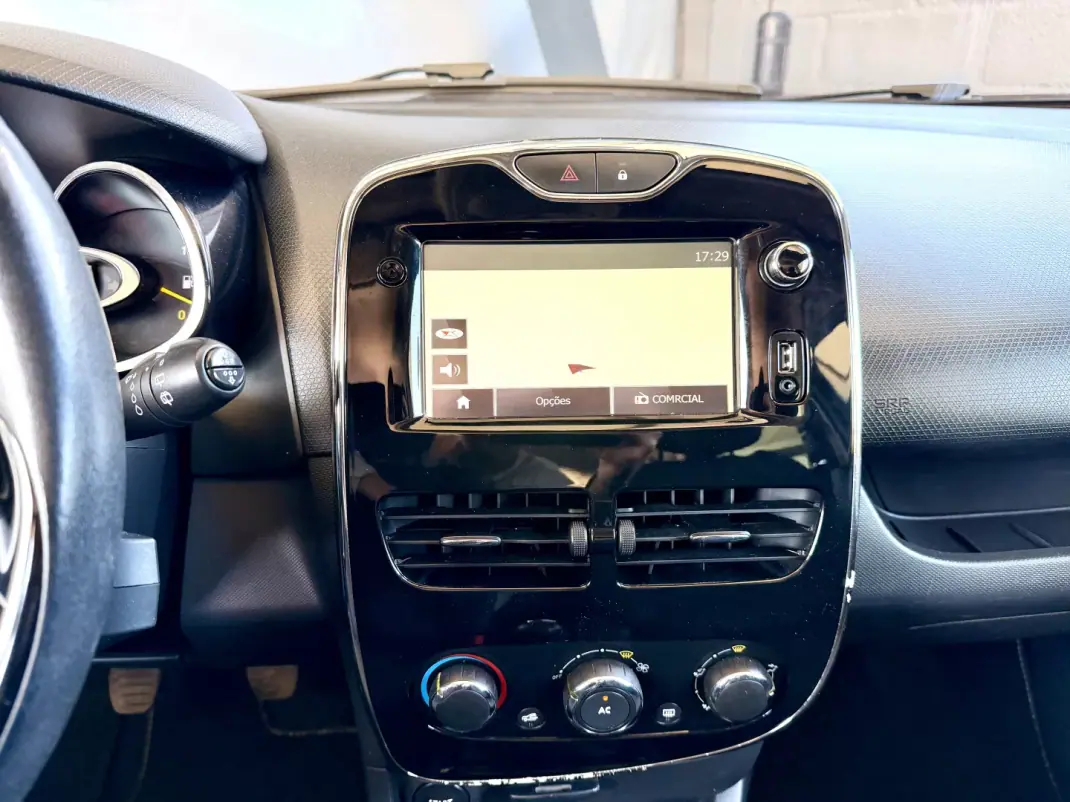 Renault Clio Sport Tourer 2013 - 7990 EUR, 202124 km - AUTO.MOTO.pt - 202124km - foto 12 de 13