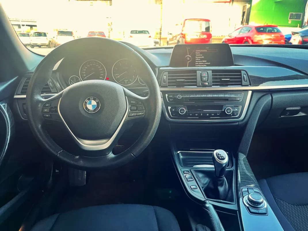 BMW 318 2014 - 14900 EUR, 127000 km - AUTO.MOTO.pt - 127000km - foto 16 de 17