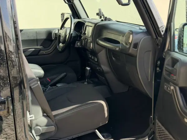 Jeep Wrangler Unlimited 2019 - 48500 EUR, 89000 km - AUTO.MOTO.pt - 89000km - foto 9 de 10