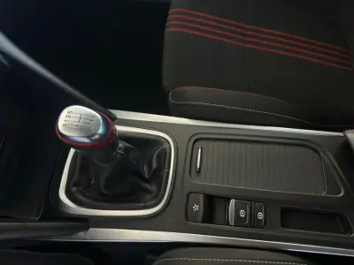 Renault Mégane 2021 - 19900 EUR, 72500 km - AUTO.MOTO.pt - 72500km - foto 17 de 25