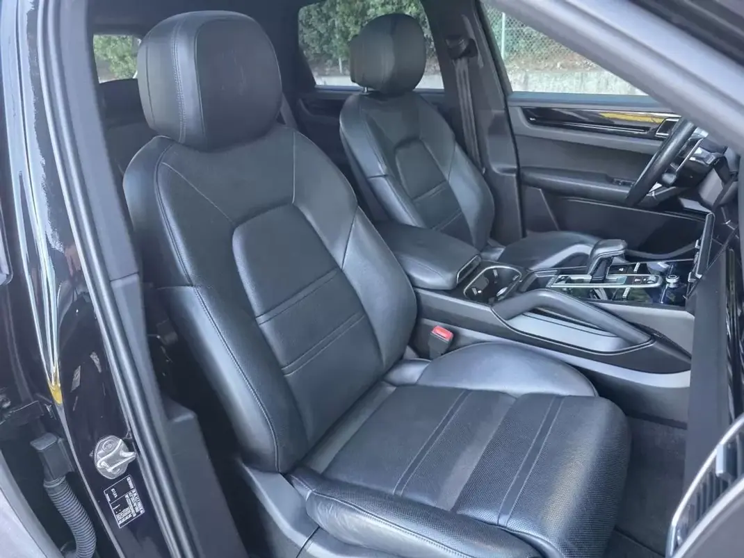 Porsche Cayenne 2018 - 53499 EUR, 142519 km - 142519km - foto 29 de 44