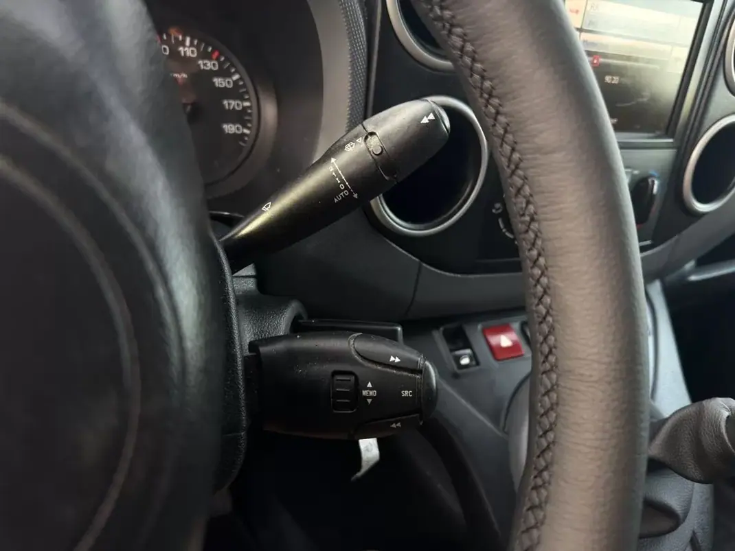 Citroën BERLINGO 1.6hdi 3L AUTOMATICA 2017 - 9950 EUR, 219000 km - AUTO.MOTO.pt - 219000km - foto 11 de 23