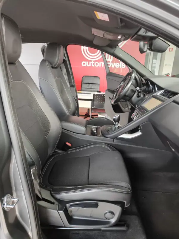 Jaguar E-Pace 2018 - 22500 EUR, 66000 km - AUTO.MOTO.pt - 66000km - foto 19 de 39