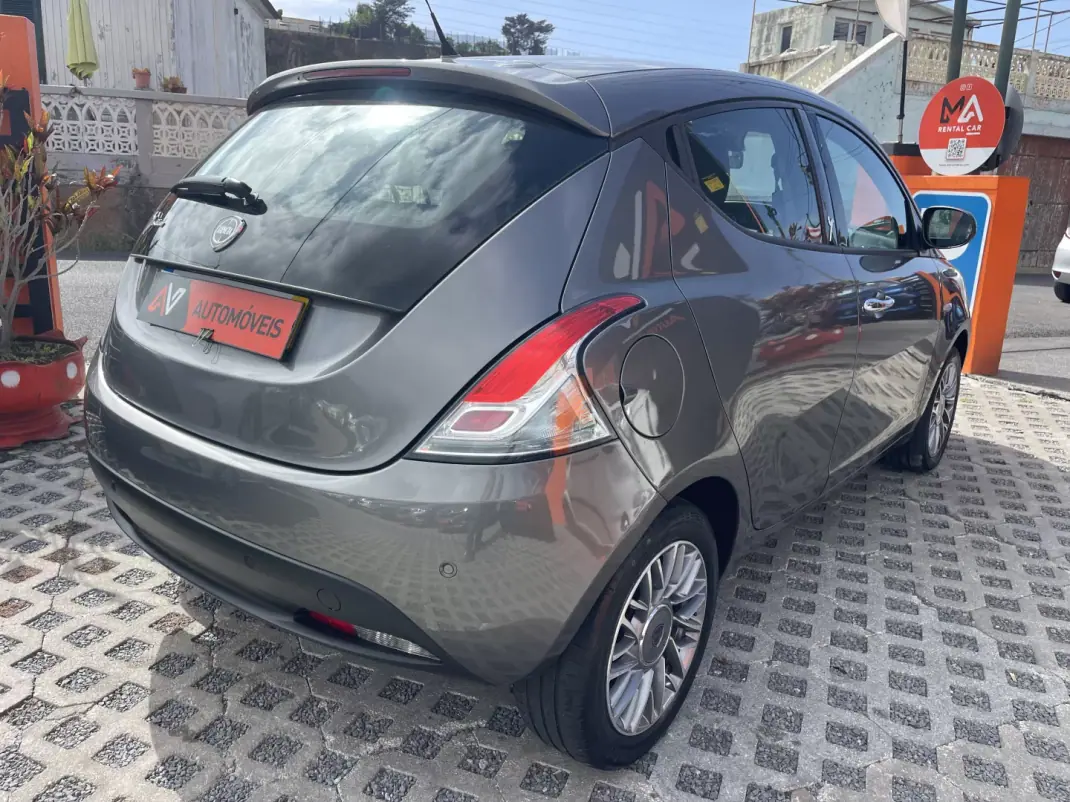 Lancia Ypsilon 2011 - 5950 EUR, 184167 km - 184167km - foto 7 de 12