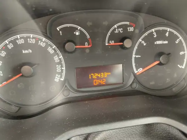 Opel COMBO 2018 - 10950 EUR, 170000 km - AUTO.MOTO.pt - 170000km - foto 6 de 11