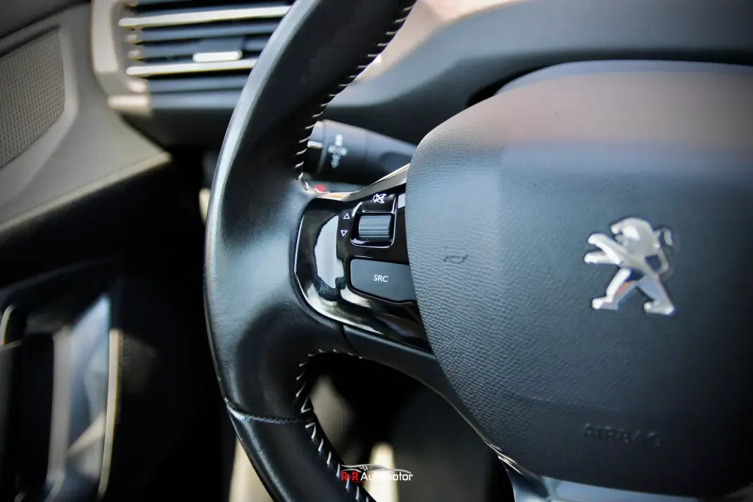 Peugeot 308 2018 - 11900 EUR, 90000 km - 90000km - foto 11 de 29