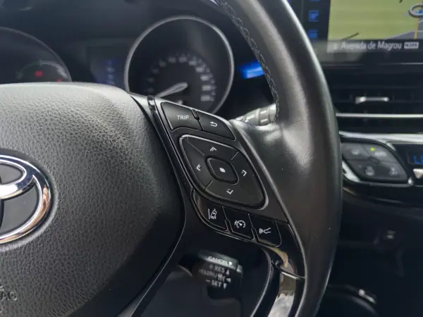 Toyota C-HR 2018 - 21990 EUR, 100000 km - AUTO.MOTO.pt - 100000km - foto 24 de 45