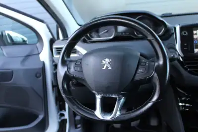 Peugeot 2008 2015 - 10500 EUR, 148600 km - AUTO.MOTO.pt - 148600km - foto 14 de 19