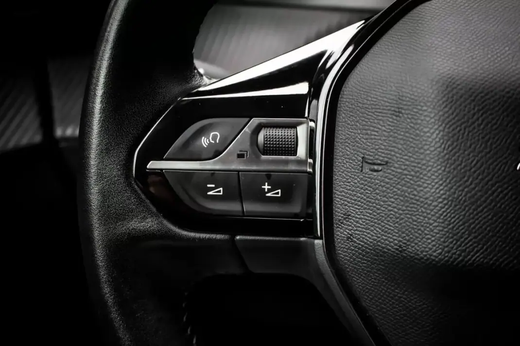 Peugeot e-2008 2021 - 20850 EUR, 60050 km - AUTO.MOTO.pt - 60050km - foto 14 de 44