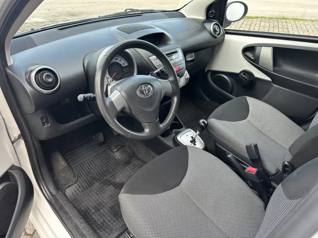 Toyota Aygo 2012 - 8290 EUR, 121000 km - AUTO.MOTO.pt - 121000km - foto 11 de 16