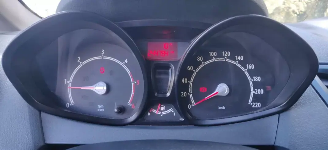 Ford Fiesta 1.4 TDCI 2010 - 4490 EUR, 244800 km - AUTO.MOTO.pt - 244800km - foto 25 de 31