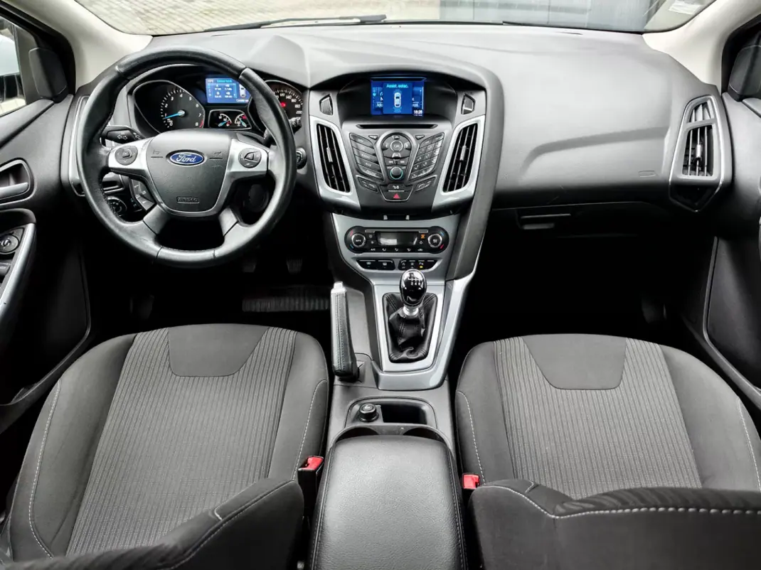 Ford Focus 2015 - 9250 EUR, 134990 km - AUTO.MOTO.pt - 134990km - foto 8 de 18