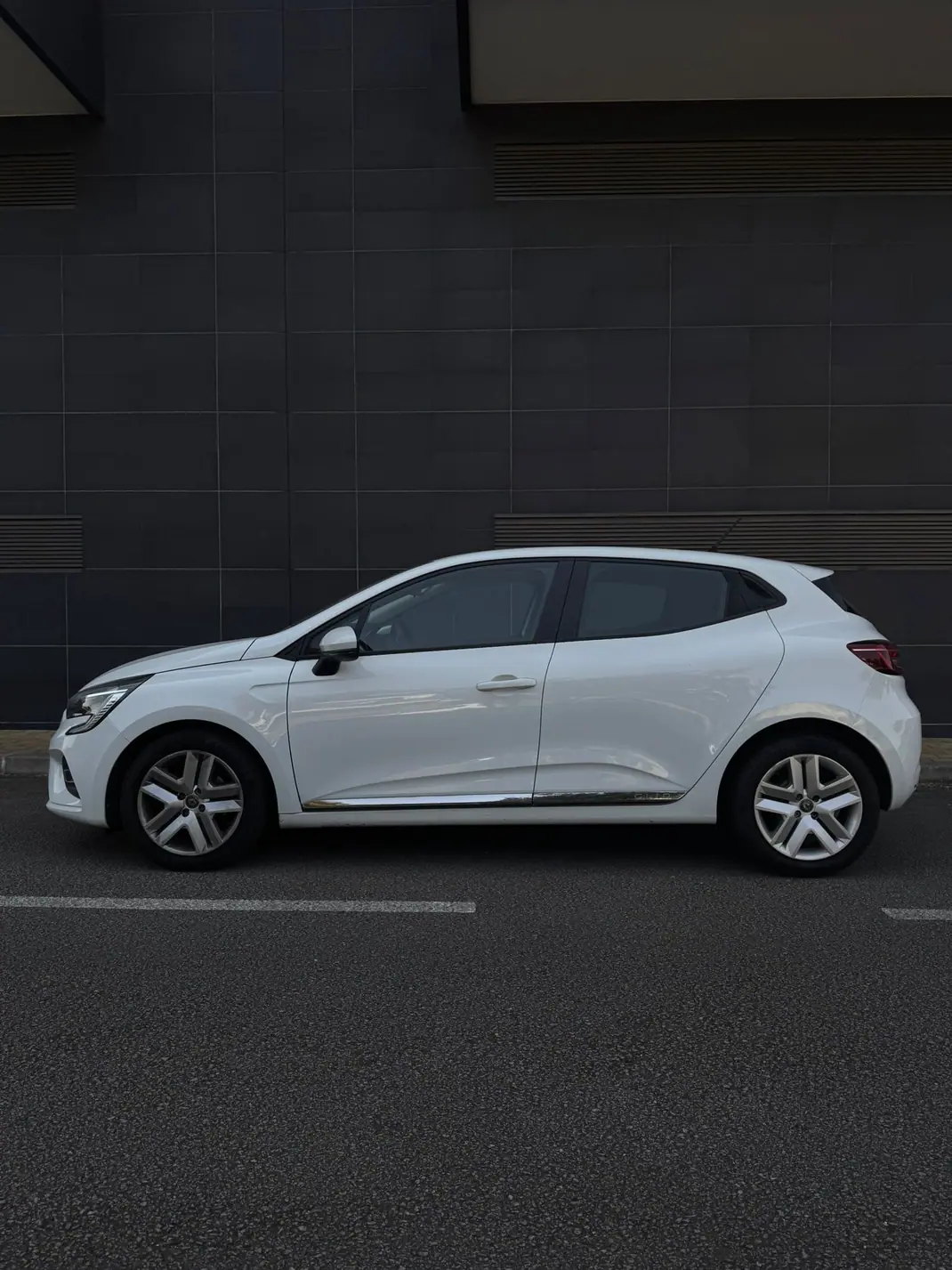 Renault Clio 2021 - 12700 EUR, 79000 km - AUTO.MOTO.pt - 79000km - foto 2 de 11
