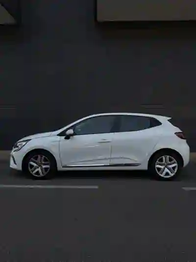Renault Clio 2021 - 12700 EUR, 79000 km - AUTO.MOTO.pt - 79000km - foto 2 de 11