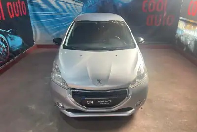 Peugeot 208 2013 - 6999 EUR, 195000 km - AUTO.MOTO.pt - 195000km - foto 7 de 35