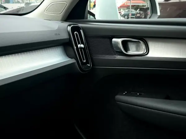 Volvo XC 40 2020 - 26950 EUR, 137000 km - AUTO.MOTO.pt - 137000km - foto 17 de 19