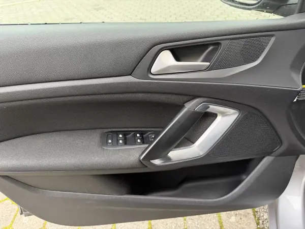 Peugeot 308 SW 2020 - 17900 EUR, 124000 km - AUTO.MOTO.pt - 124000km - foto 9 de 13