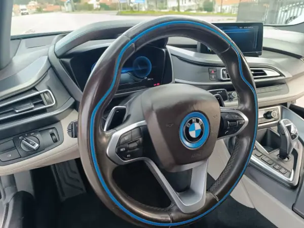 BMW i8 2016 - 71000 EUR, 140000 km - AUTO.MOTO.pt - 140000km - foto 23 de 25