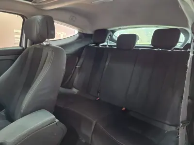 Renault Mégane Coupe 2011 - 7490 EUR, 258000 km - AUTO.MOTO.pt - 258000km - foto 11 de 20