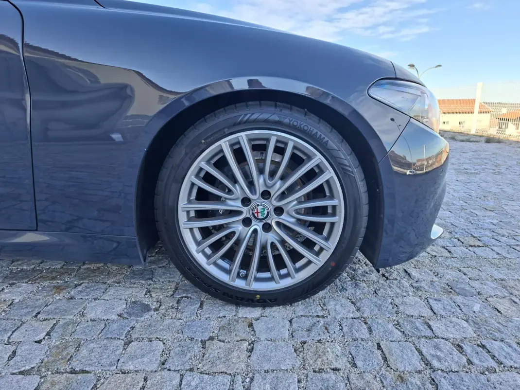 Alfa Romeo Giulia 2018 - 19990 EUR, 123965 km - AUTO.MOTO.pt - 123965km - foto 6 de 17