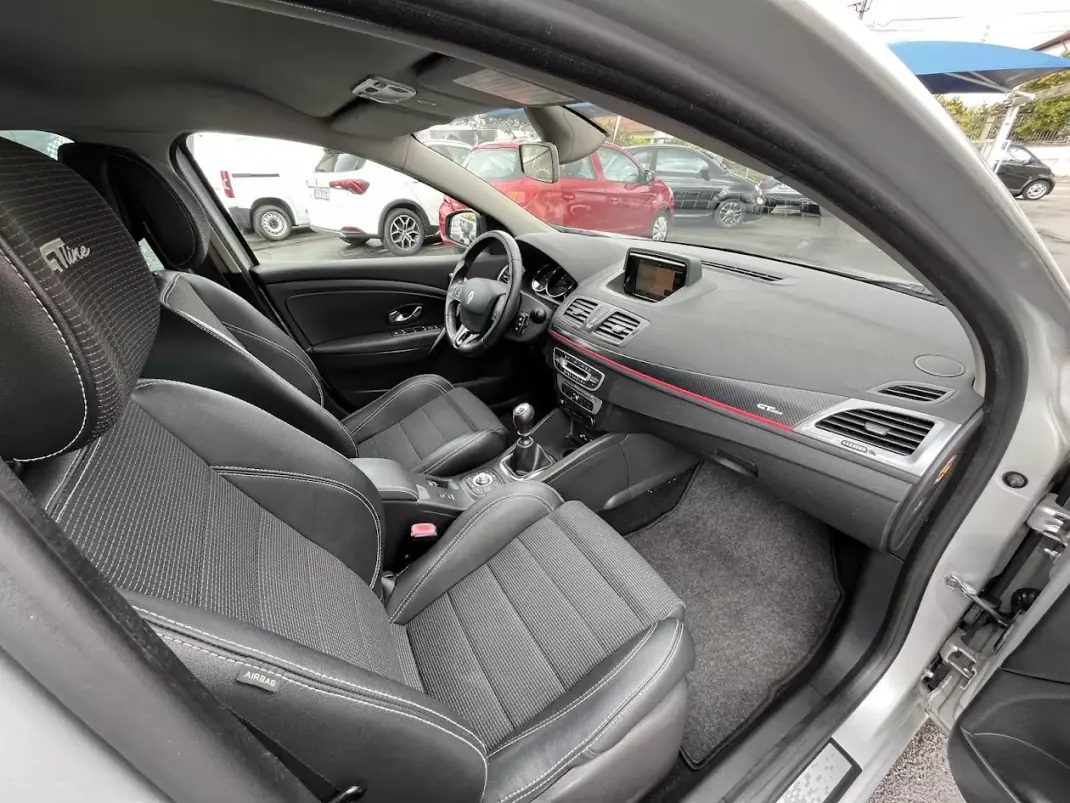 Renault Mégane Sport Tourer 2014 - 7750 EUR, 250000 km - AUTO.MOTO.pt - 250000km - foto 28 de 47