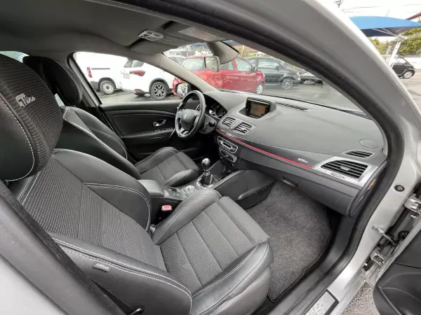 Renault Mégane Sport Tourer 2014 - 7750 EUR, 250000 km - AUTO.MOTO.pt - 250000km - foto 28 de 47