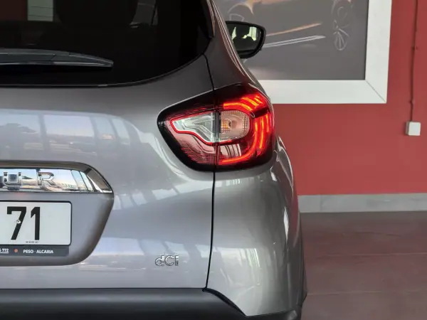 Renault Captur 2017 - 15990 EUR, 80345 km - AUTO.MOTO.pt - 80345km - foto 9 de 21