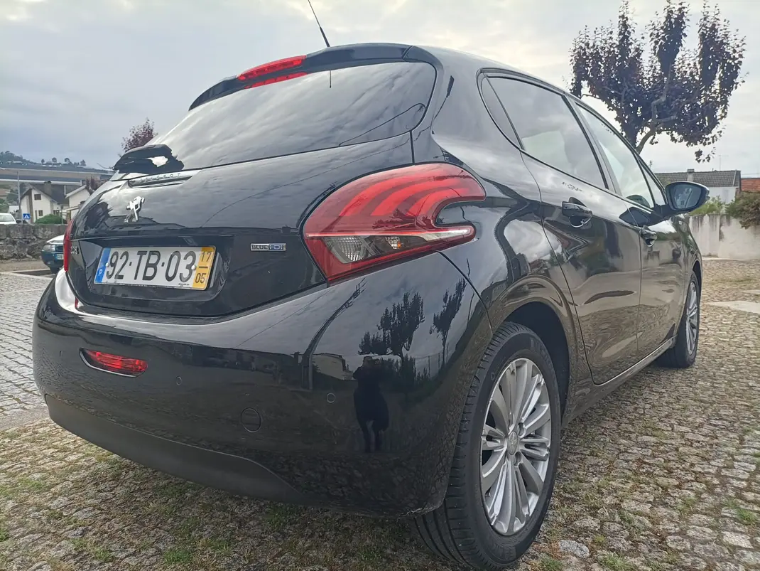 Peugeot 208 2017 - 8500 EUR, 215800 km - AUTO.MOTO.pt - 215800km - foto 4 de 12