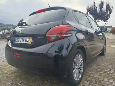 Peugeot 208 2017 - 8500 EUR, 215800 km - AUTO.MOTO.pt - 215800km - foto 4 de 12