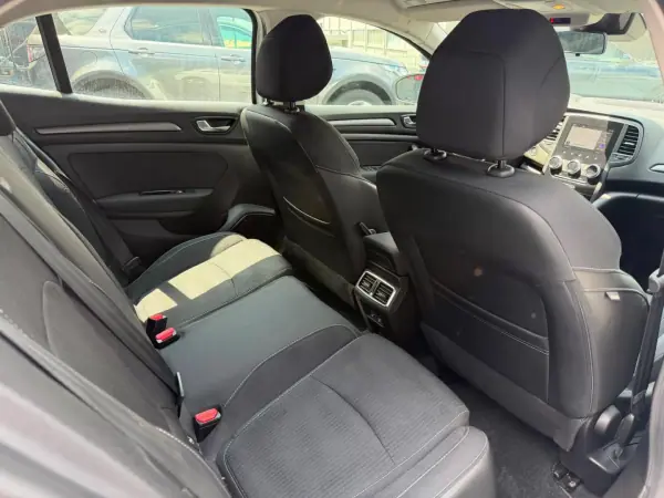 Renault Mégane 2022 - 15900 EUR, 121000 km - AUTO.MOTO.pt - 121000km - foto 10 de 11