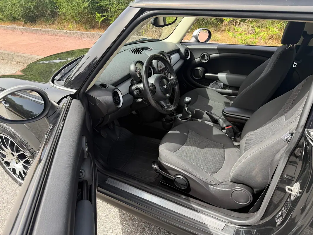 MINI Cooper 2011 - 7000 EUR, 175000 km - AUTO.MOTO.pt - 175000km - foto 12 de 13