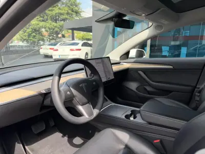 Tesla Model 3 2021 - 24900 EUR, 142000 km - AUTO.MOTO.pt - 142000km - foto 6 de 10